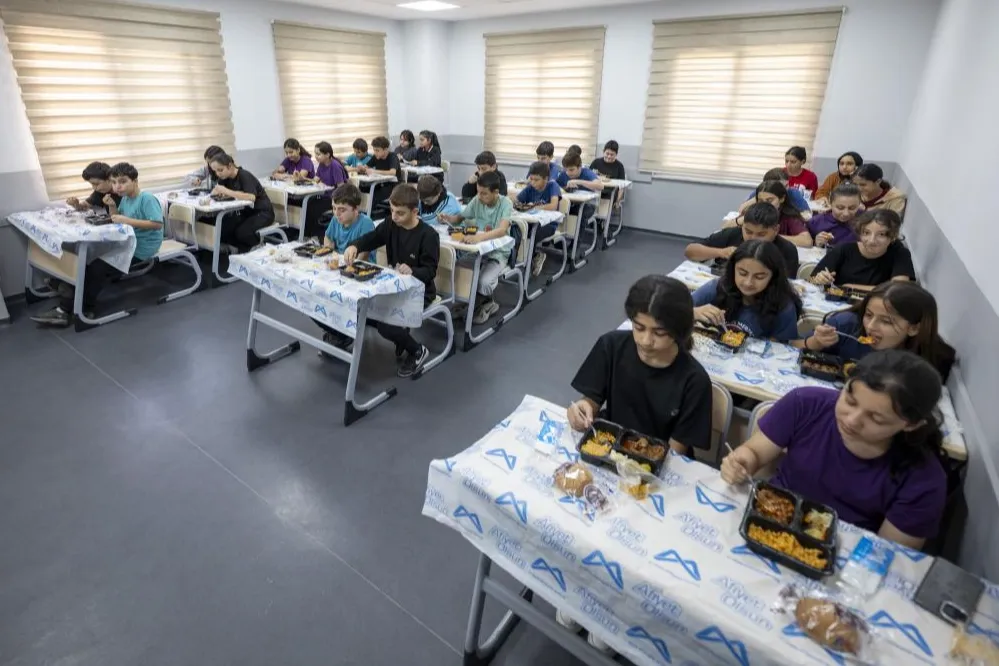 Mersin'de öğrencilere hem eğitim hem sıcak yemek desteği
