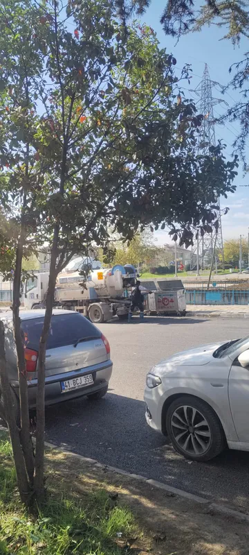 İzmit'ten Kocaeli Büyükşehir'e fotoğraflı sert çıkış: İzmit sokakları Büyükşehir'in atık sahası değil!