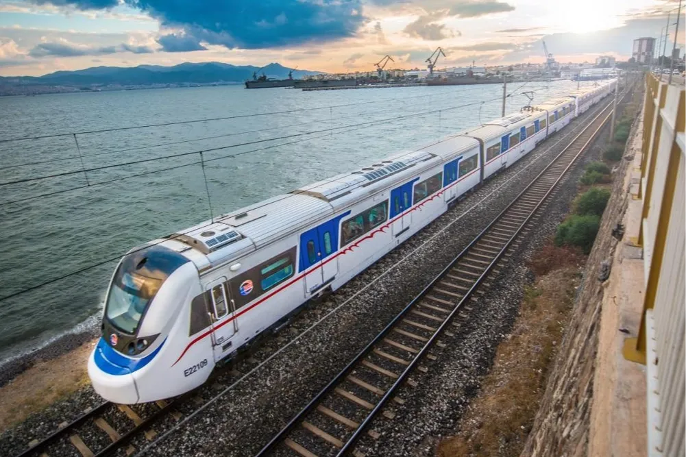 İzmir Büyükşehir'den Tugay’dan TCDD’ye sert çıkış: Ray kirasını sıfırlayın, 90 dakikayı hemen getireyim