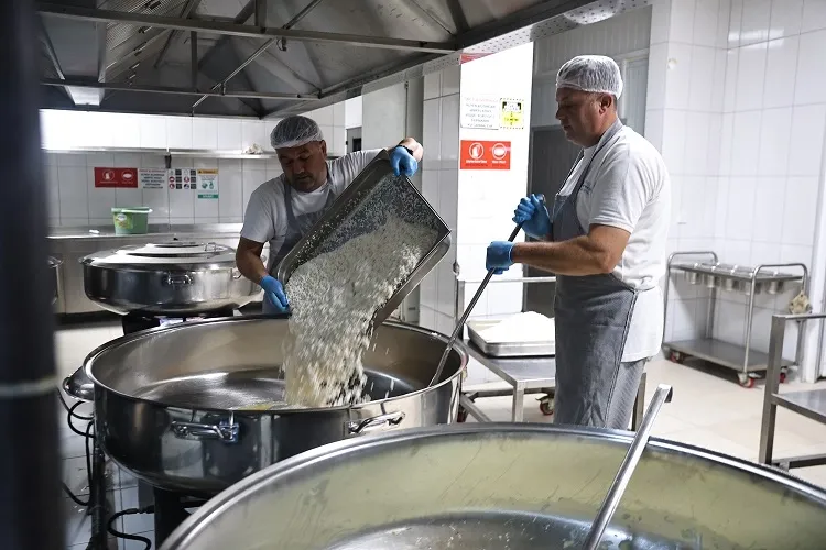 Antaya Alanya Aşevi’nden günde 2 öğün sıcak yemek