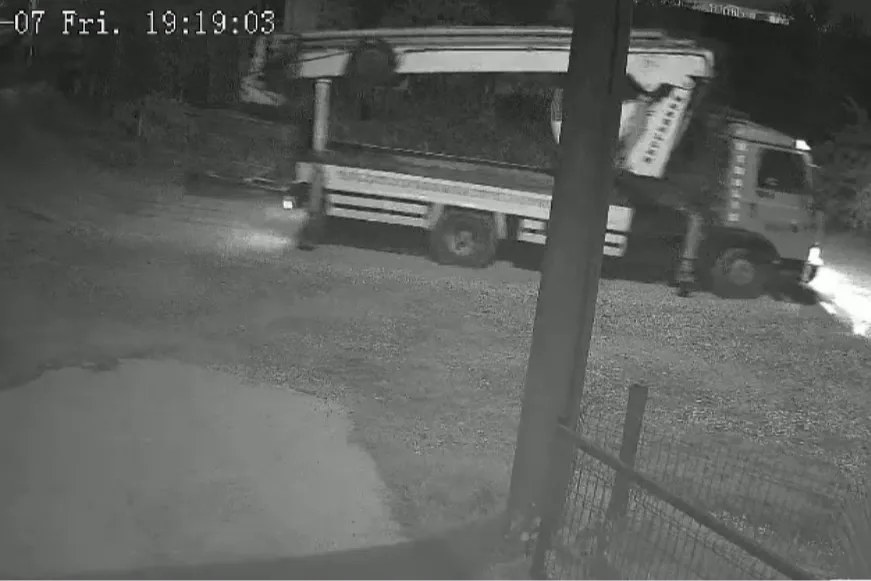 Düzce'de mobil vinç telefon direğini kırıp olay yerinden uzaklaştı