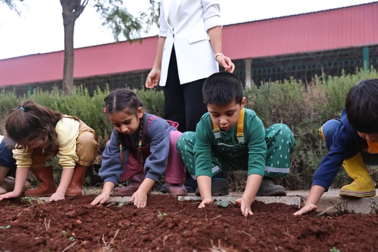 Antalya'da minik eller toprakla buluştu