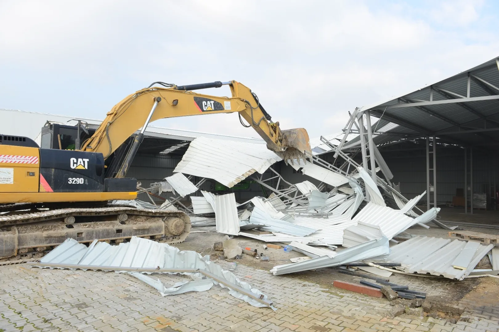 Bursa Nilüfer’de 2 kaçak yapı yıkıldı