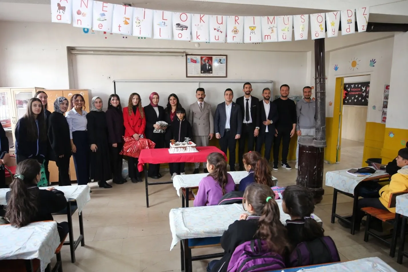 Çocuklara "İyi ki doğ-Muş" ile sürpriz ziyaret