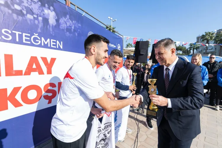 İzmir'de gençler Cumhuriyet'e koştu