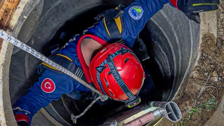 Sakarya'da 11 metrelik çukurdan sağ salim kurtarıldı