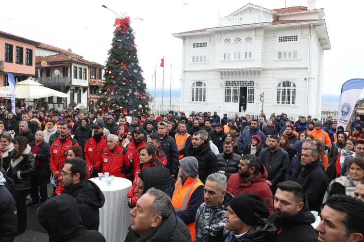 Mudanya'da belediye çalışanları yeni yılı Mütareke Meydanı'nda karşıladı