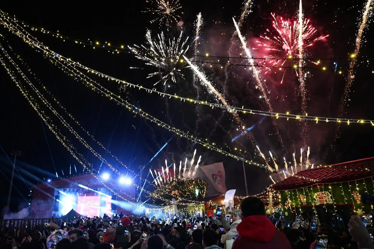 Mersinlilerden yeni yıla coşkulu ‘Merhaba’