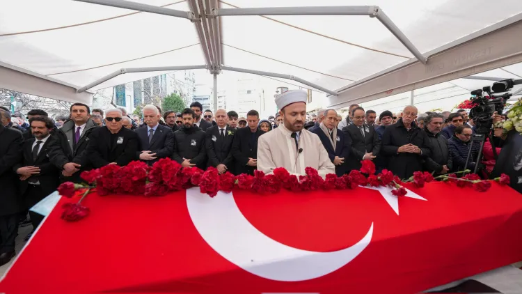 Usta tiyatrocu Haldun Dormen son yolculuğuna alkışlarla uğurlandı