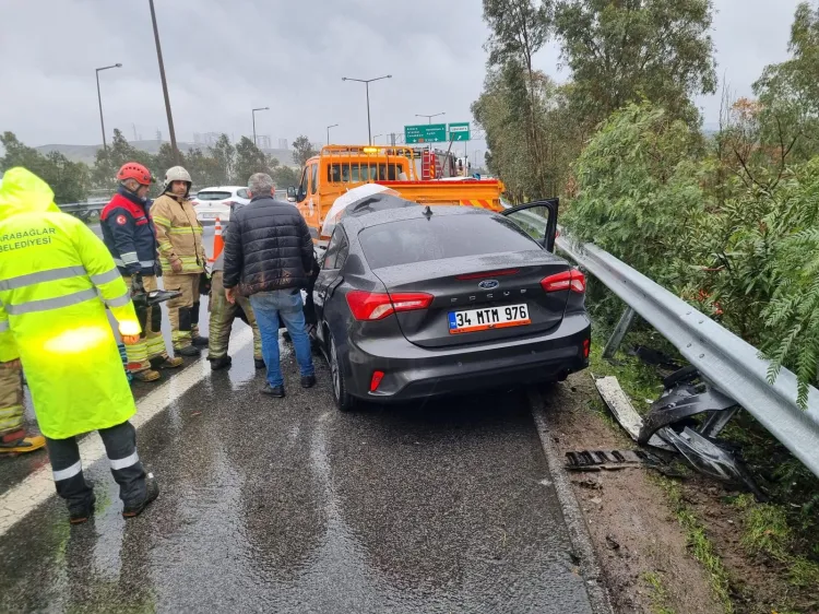İzmir'de zincirleme trafik kazasına itfaiyeden hızlı müdahale
