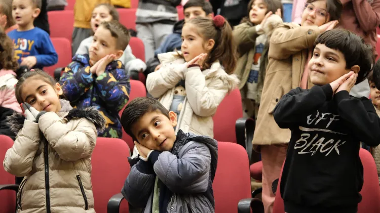 Bursa'da Yıldırımlı çocuklara ücretsiz tiyatro