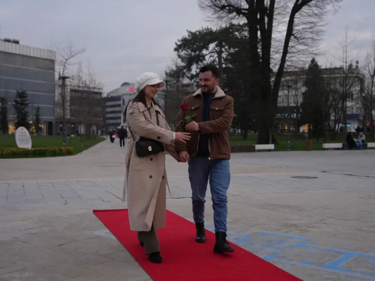 Düzce’de çiftlere özel kırmızı halı sürprizi