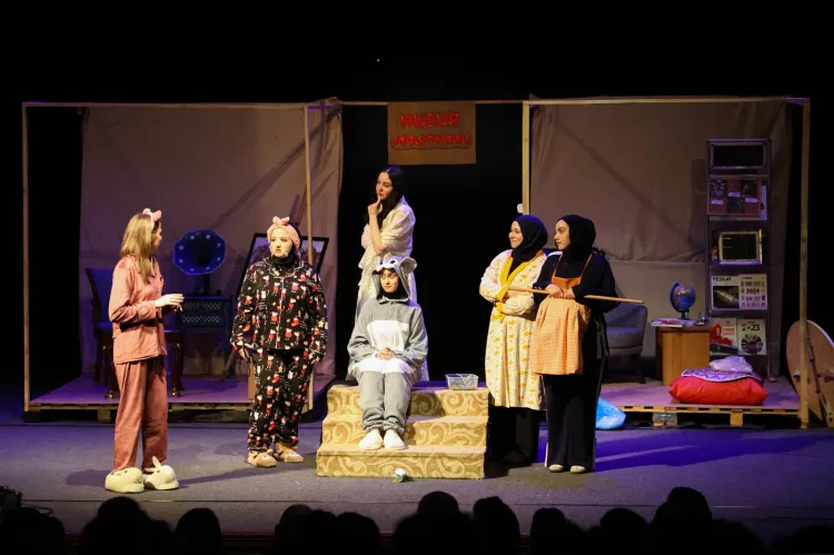 Konya’da Retro Tiyatro Topluluğu’ndan esprili ve etkileyici performans