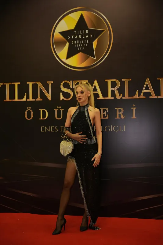 Geceye Nevide Çiçek damgası! Number One TV sunucusu ödülle taçlandı