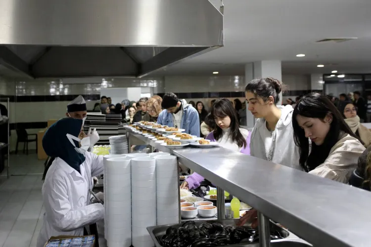 AİÇÜ’de ilk iftar öğrencilerle açıldı