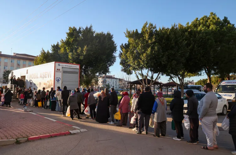 Antalya'da Mobil Aşevi’nden sıcak yemek ikramı