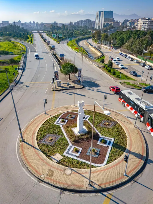 İzmir'de kavşaklar sanat eserine dönüşüyor