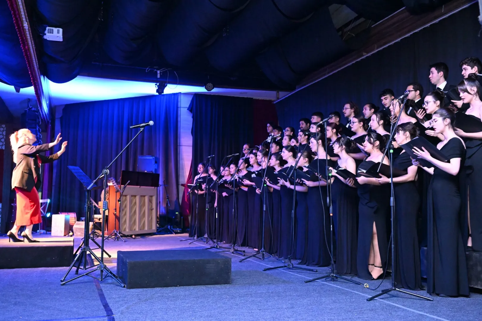 Manisa'da çocuk ve gençlerden 'çok sesli' coşku