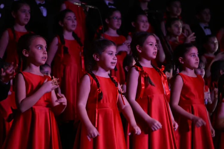 Manisa'da çocuk ve gençlerden 'çok sesli' coşku