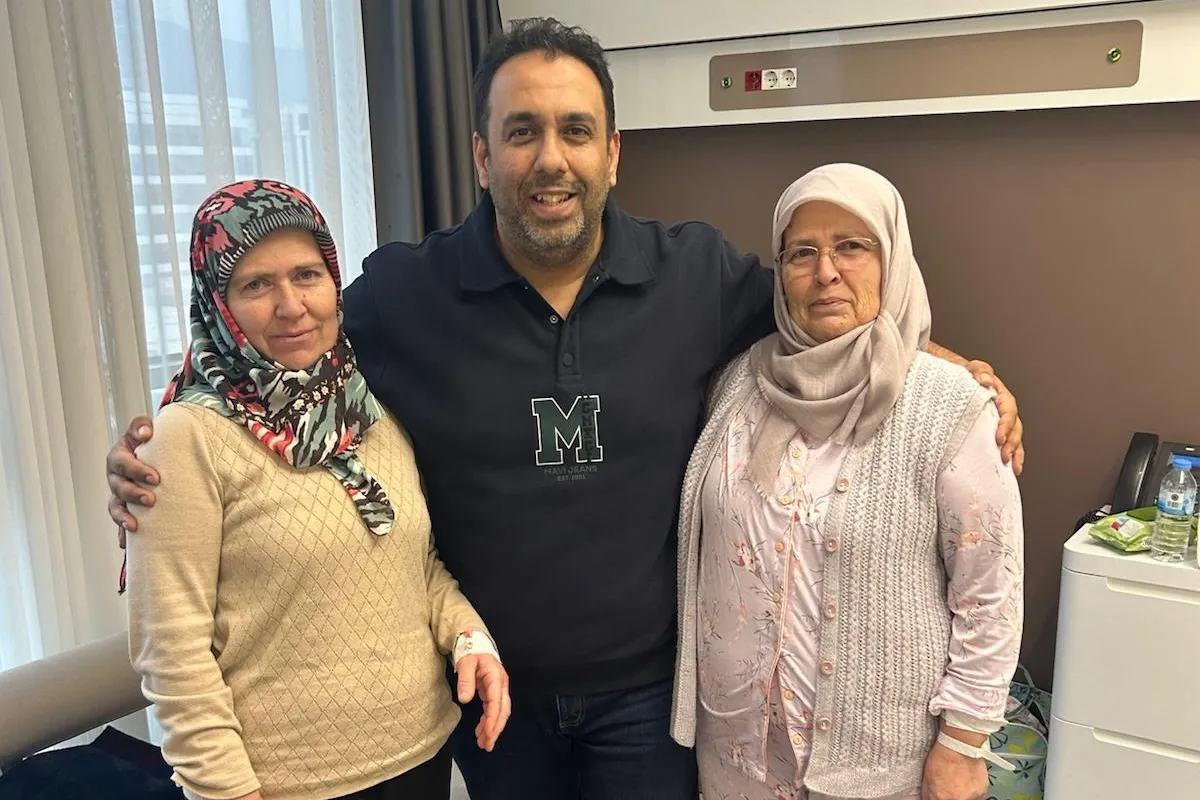 Çanakkaleli iki kız kardeş kanseri aynı gün Bursa'da yendi