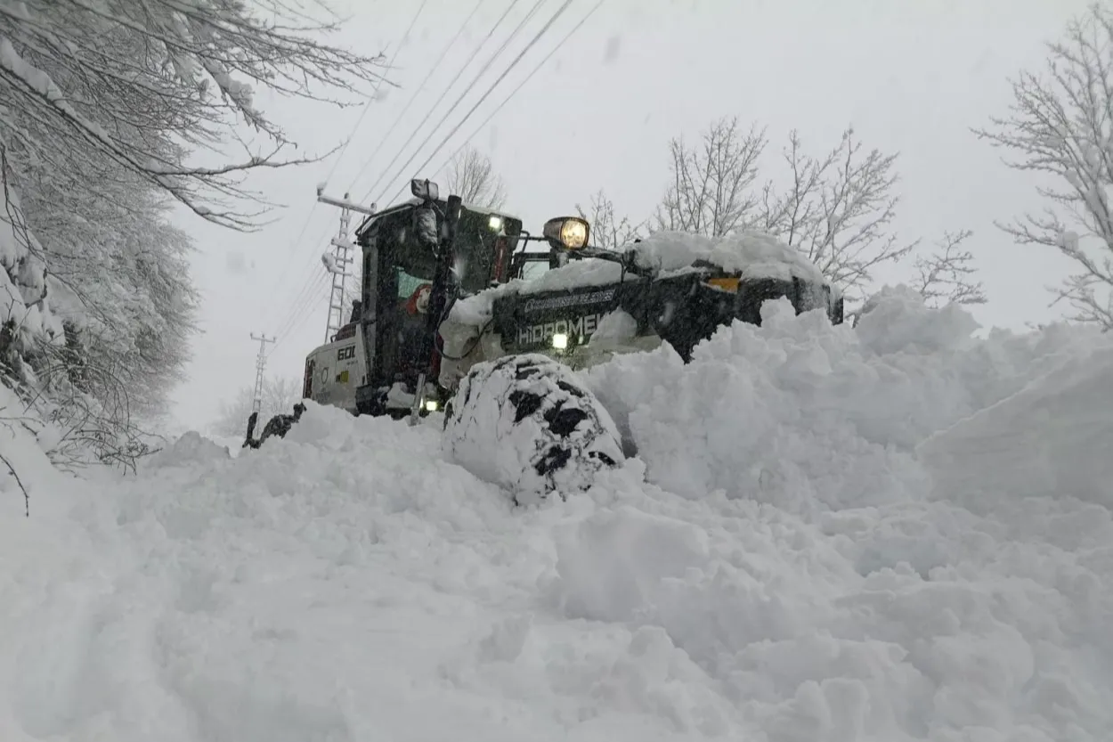 Ordu'da Büyükşehir ekipleri karla mücadelede sahada