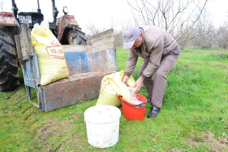 Kocaeli'de gübreler toprakla buluşuyor, yüzler gülüyor