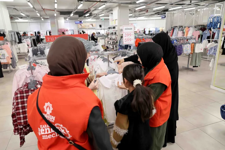 Konya Karatay Gençlik Meclisi'nden çocuklara bayram sürprizi