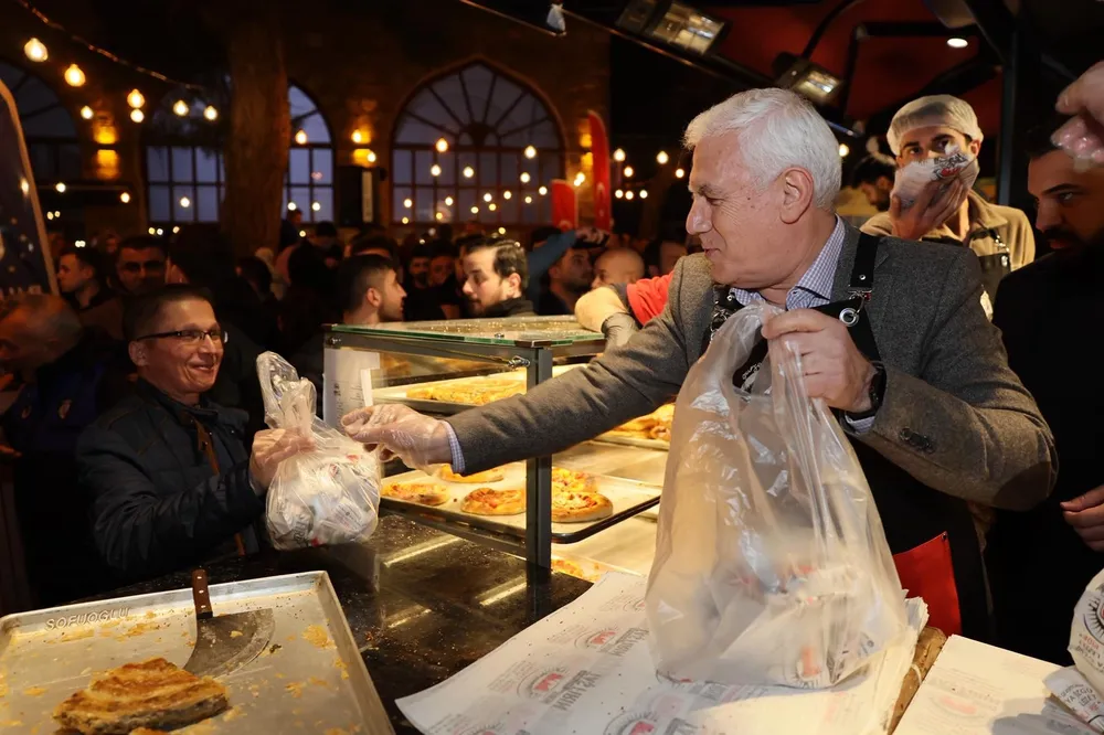 Bursa'da tahanlı pide ve çaylar Başkan Bozbey'den