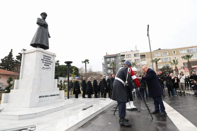 Bakan Güler, şanlı sancağı Çanakkale'de göndere çekti
