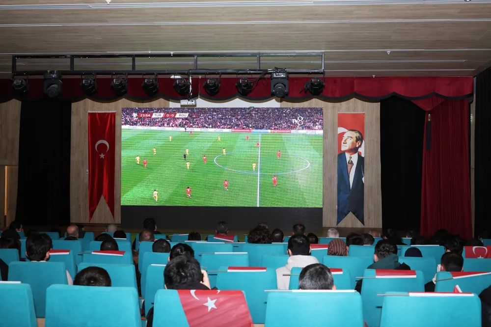 Bursa Osmangazi’de dev ekranda milli coşku