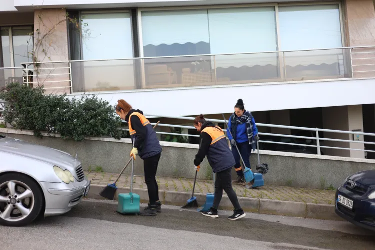 İzmir Karabağlar ‘da temizlik çalışmaları tüm mahallelere yayılıyor