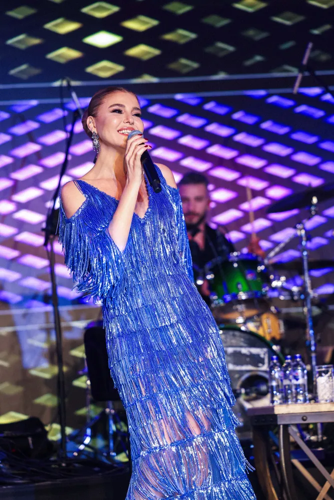 Masmavi Gülben Antalya’yı aydınlattı