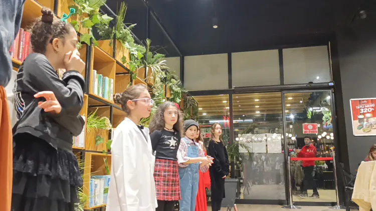 Ünlü tiyatro tiratları Bursa'da çocukların yorumuyla sahnelendi