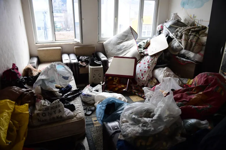 Bursa Osmangazi'den Kayıhan'daki çöp eve müdahale